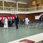 ４月８日新入生２３名が元気に入学しました。６年生も式に参加し、保護者、地域の皆様とお祝いの気持ちで迎えることができました。